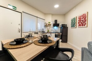 Wasserkocher mit Kaffee-/Teezubehör, Kühlschrank, Mikrowelle, Ofen