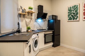 Kühlschrank, Mikrowelle, Ofen, Wasserkocher mit Kaffee-/Teezubehör