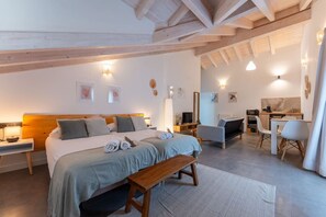 Desk, WiFi, bed sheets - Sandoñana Palace | by Urban Hosting suite 10 (Villafufre)