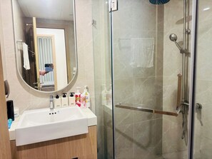 Sèche-cheveux, serviettes fournies, savon, papier toilette