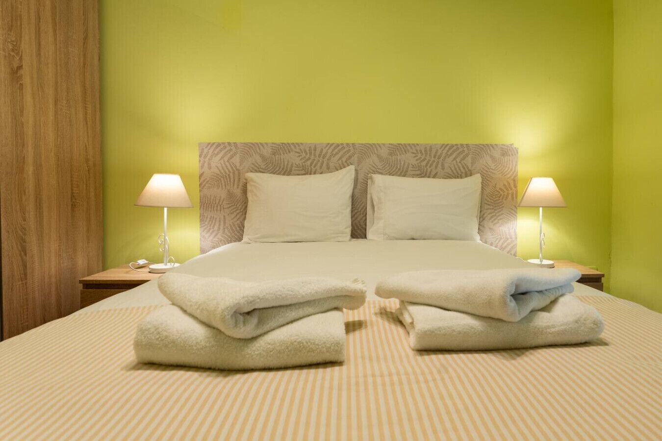 Escritorio, wifi, ropa de cama