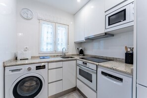 Een koelkast, een magnetron, een oven, een vaatwasser