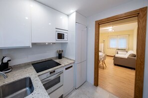 Een koelkast, een magnetron, een oven, een vaatwasser