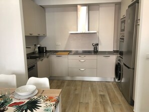 Kühlschrank, Mikrowelle, Ofen, Geschirrspüler