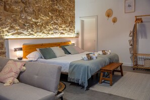 Desk, WiFi, bed sheets - Sandoñana Palace - by Urban Hosting suite 4 (Villafufre)