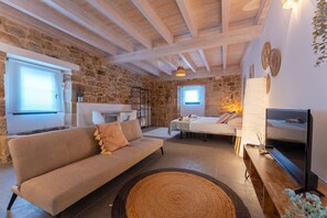 Desk, WiFi, bed sheets - Sandoñana Palace - by Urban Hosting suite 6 (Villafufre)