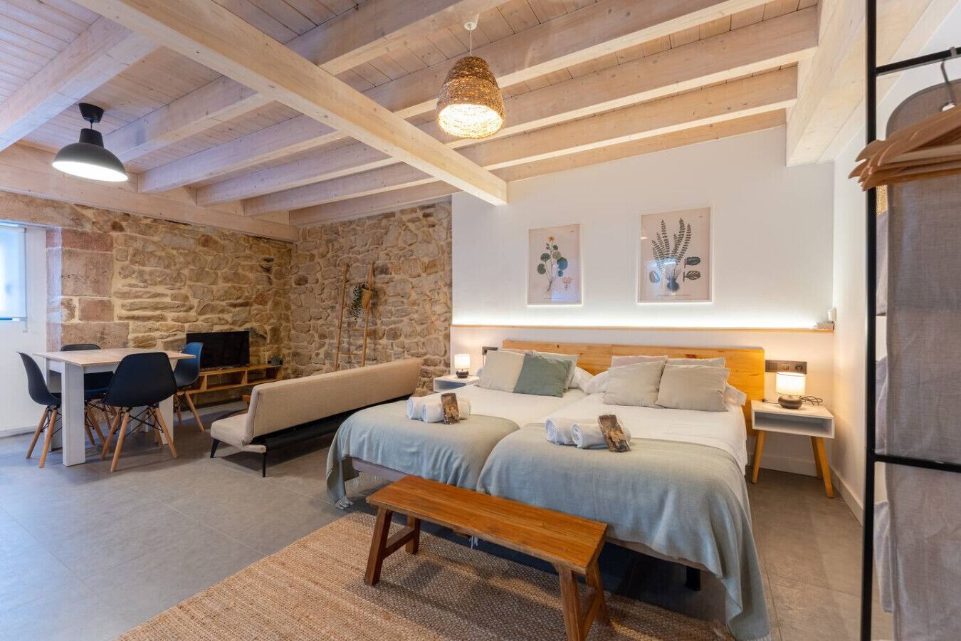 Escritorio, cuna de viaje, wifi y ropa de cama 