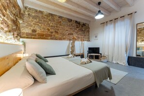 Desk, WiFi, bed sheets