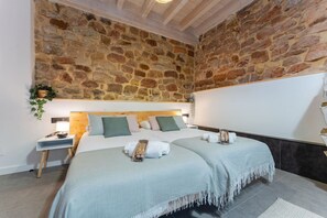 Escritorio, wifi y ropa de cama 