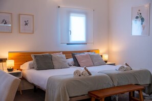 Desk, iron/ironing board, WiFi, bed sheets - Sandoñana Palace | by Urban Hosting suite 9 (Villafufre)
