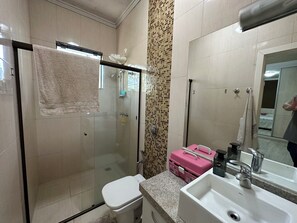 Shower, hair dryer, soap, toilet paper - Vrbo Property (Maringá)