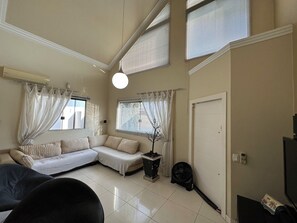 TV - Vrbo Property (Maringá)