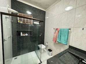 Shower, hair dryer, soap, toilet paper - Complete and cozy house for 7 people. (Maringá)