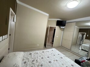 3 bedrooms, desk, iron/ironing board, free WiFi
