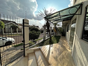 Property grounds - Complete and cozy house for 7 people. (Maringá)