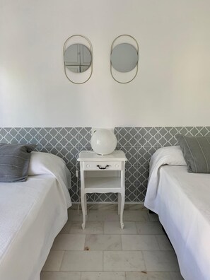 Iron/ironing board, WiFi, bed sheets - House in Nueva Andalucía (Marbella)