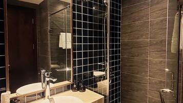 Habitación doble familiar, balcón, vista al océano | Baño | Tina y regadera independientes y amenidades de baño gratuitas