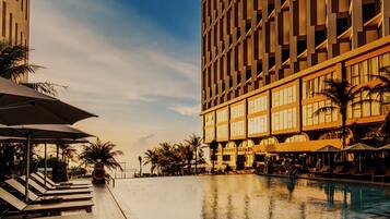 4 outdoor pools