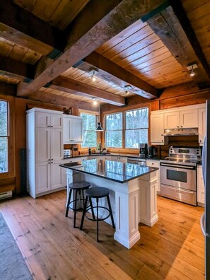 Fridge, microwave, oven, stovetop - Luxurious 5 bedroom Chalet Pet-Friendly pool table, AC,  spa, pool, tennis, lake (Lac-Supérieur)