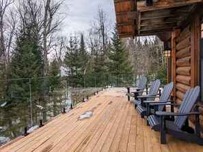 Terrace/patio - Luxurious 5 bedroom Chalet Pet-Friendly pool table, AC,  spa, pool, tennis, lake (Lac-Supérieur)