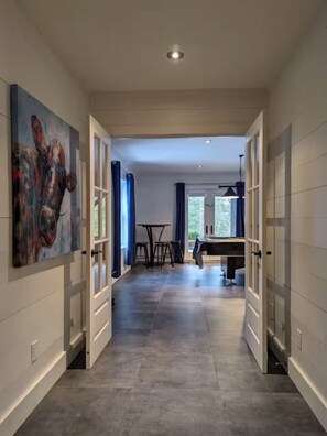 Interior - Luxurious 5 bedroom Chalet Pet-Friendly pool table, AC,  spa, pool, tennis, lake (Lac-Supérieur)