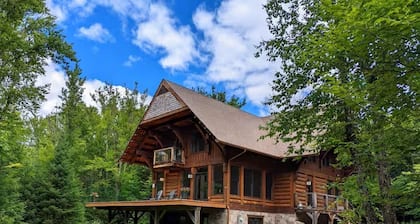 Luxurious 5 bedroom Chalet Pet-Friendly pool table, AC, spa, pool, tennis, lake