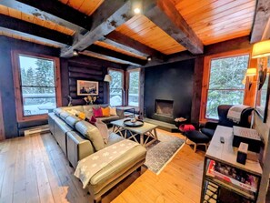 Smart TV, fireplace, books, stereo - Luxury Chalet Boréal with 4 bedrooms, spa, A/C, pool, tennis,lake (Lac-Supérieur)