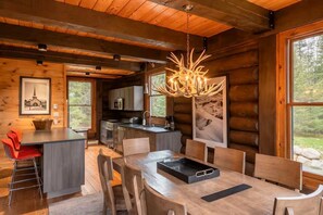 Dining - Luxury Chalet Boréal with 4 bedrooms, spa, A/C, pool, tennis,lake (Lac-Supérieur)