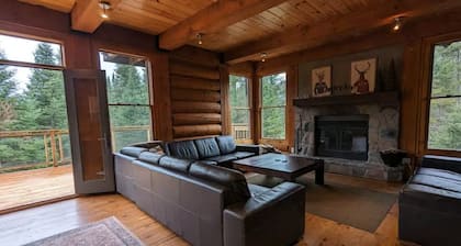 Spacious family 5 Bedroom Chalet, Hot Tub, pet-friendly, pool lake tennis