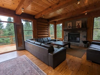 Spacious family 5 Bedroom Chalet, Hot Tub, pet-friendly, pool lake tennis