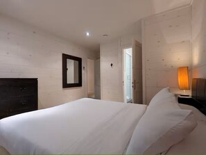 5 habitaciones, escritorio y tabla de planchar con plancha 