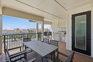 Outdoor dining - Premier Villa Steps to the Beach 5b/4.5b Pool & BBQ (Panama City)