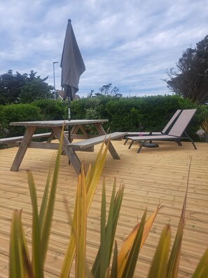 Outdoor dining - The house is located 50 meters from the beautiful sandy beach of Denneville. (Port-Bail-sur-Mer)