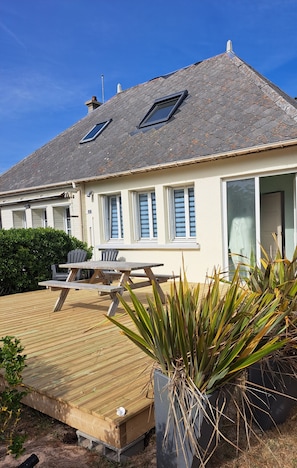Outdoor dining - The house is located 50 meters from the beautiful sandy beach of Denneville. (Port-Bail-sur-Mer)