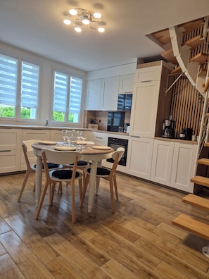 Private kitchen - The house is located 50 meters from the beautiful sandy beach of Denneville. (Port-Bail-sur-Mer)