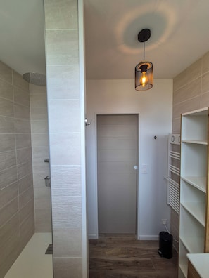 Shower, hair dryer, towels, soap - The house is located 50 meters from the beautiful sandy beach of Denneville. (Port-Bail-sur-Mer)
