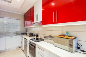 Frigorífico, microondas, horno y placa de cocina