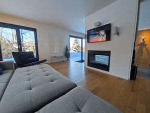 Fernseher, Kamin, Stereoanlage