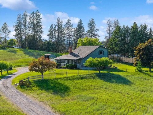 Charming 4-bedroom farmhouse in beautiful Whitefish perfect for relaxing