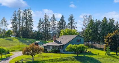 Charming 4-bedroom farmhouse in beautiful Whitefish perfect for relaxing