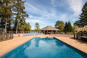 Outdoor pool, a heated pool - Spacious SpaHaus with 3 bedrooms with hot tub Resort access, pool, tennis, lake (Lac-Supérieur)