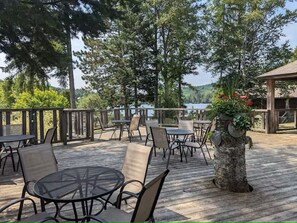Outdoor dining - Spacious SpaHaus with 3 bedrooms with hot tub Resort access, pool, tennis, lake (Lac-Supérieur)