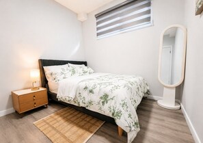 1 bedroom, free WiFi, bed sheets - Private 1BR Near WEM | Self Check-In + Parking (Edmonton)