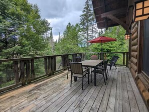 Outdoor dining - Cozy Pet Friendly 4 bedroom cottage with spa, pool, tennis, lake (Lac-Supérieur)