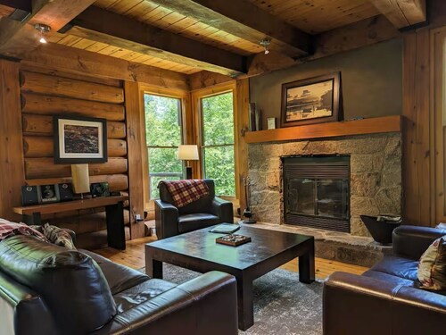Cozy Pet Friendly 4 bedroom cottage with spa, pool, tennis, lake