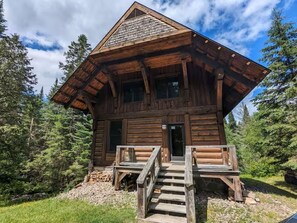 Exterior - Cozy Pet Friendly 4 bedroom cottage with spa, pool, tennis, lake (Lac-Supérieur)