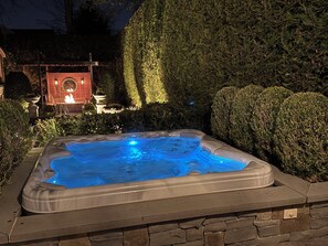 Outdoor spa tub - Luxury 4BR Home in Millburn NJ - Sleeps 10 - Near NYC - Parking & Modern Comfort (Millburn)