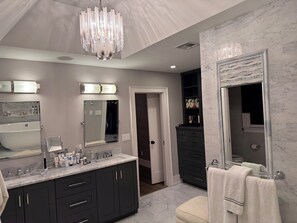 Bathroom - Luxury 4BR Home in Millburn NJ - Sleeps 10 - Near NYC - Parking & Modern Comfort (Millburn)