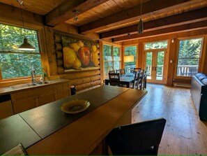 Interior - Cozy Pet-friendly 4 bedrooms cottage with spa, pool, tennis lake (Lac-Supérieur)