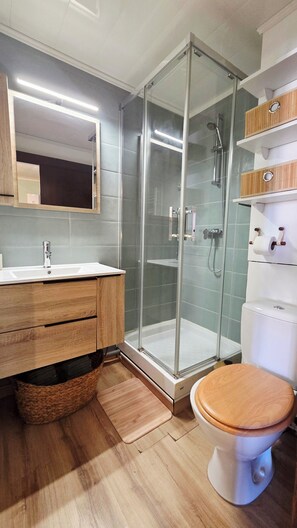 Shower, hair dryer, towels, soap - Vrbo Property (Le Barcarès)